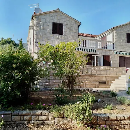 Beachfront Suncana Appartement