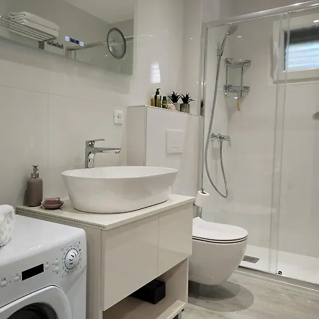 Beachfront Suncana Apartament *