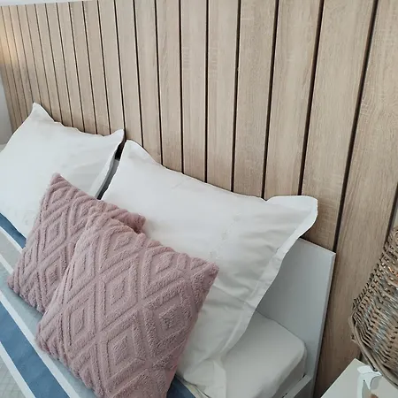 Beachfront Suncana Apartament *